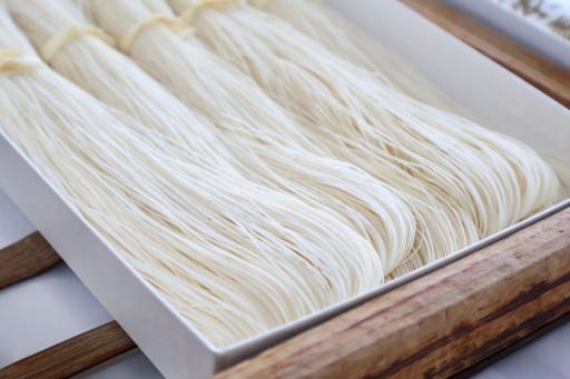 写真:箱に入った南関そうめんの束